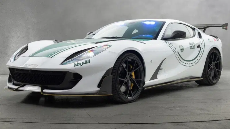 Questa Ferrari sfreccia a 345 km/h e ha i lampeggianti: ecco la nuova supercar della Polizia di Dubai