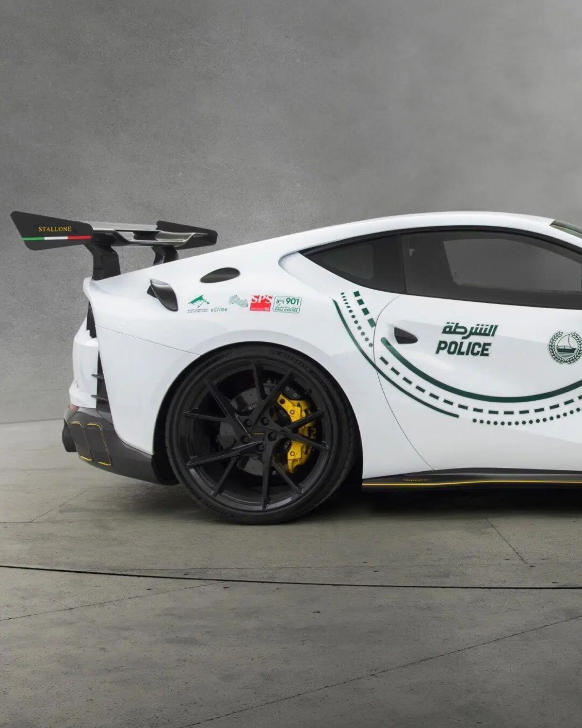 Questa Ferrari sfreccia a 345 km/h e ha i lampeggianti: ecco la nuova supercar della Polizia di Dubai