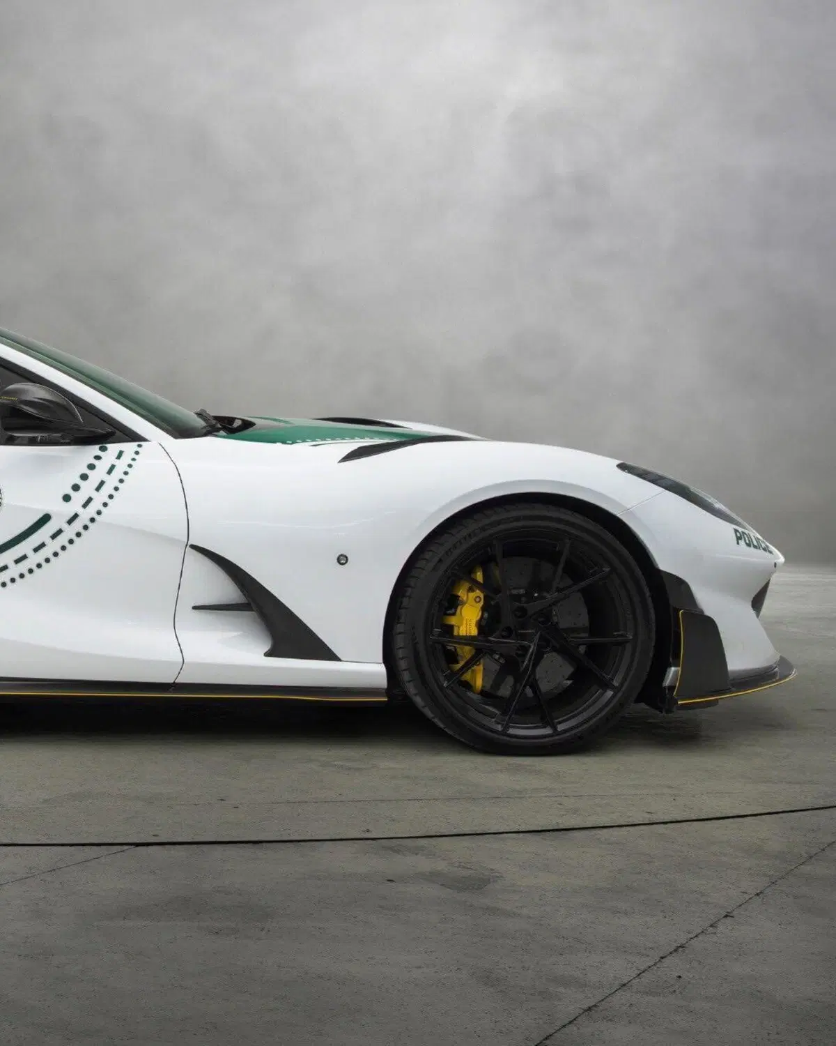 Questa Ferrari sfreccia a 345 km/h e ha i lampeggianti: ecco la nuova supercar della Polizia di Dubai (3)