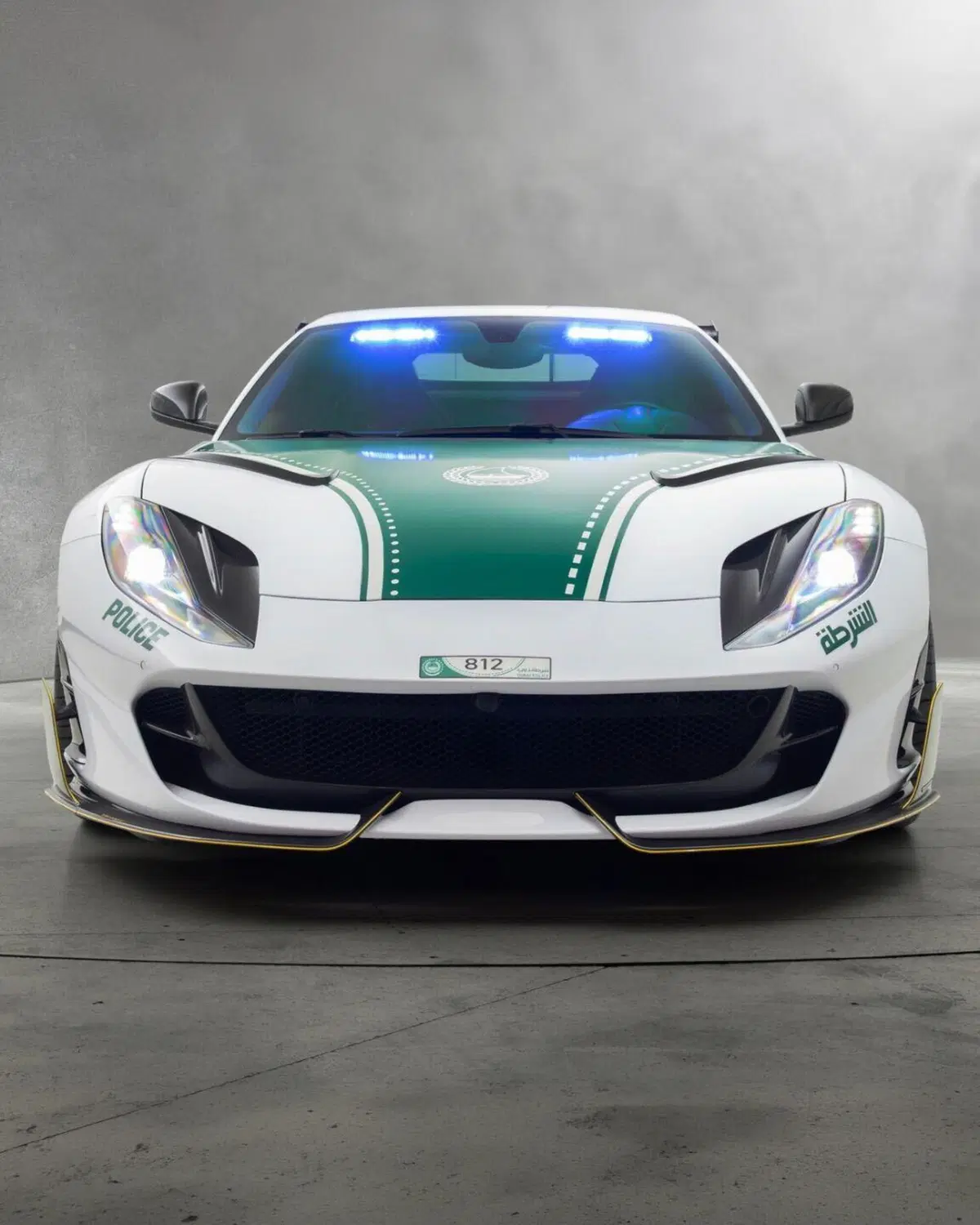 Questa Ferrari sfreccia a 345 km/h e ha i lampeggianti: ecco la nuova supercar della Polizia di Dubai (4)