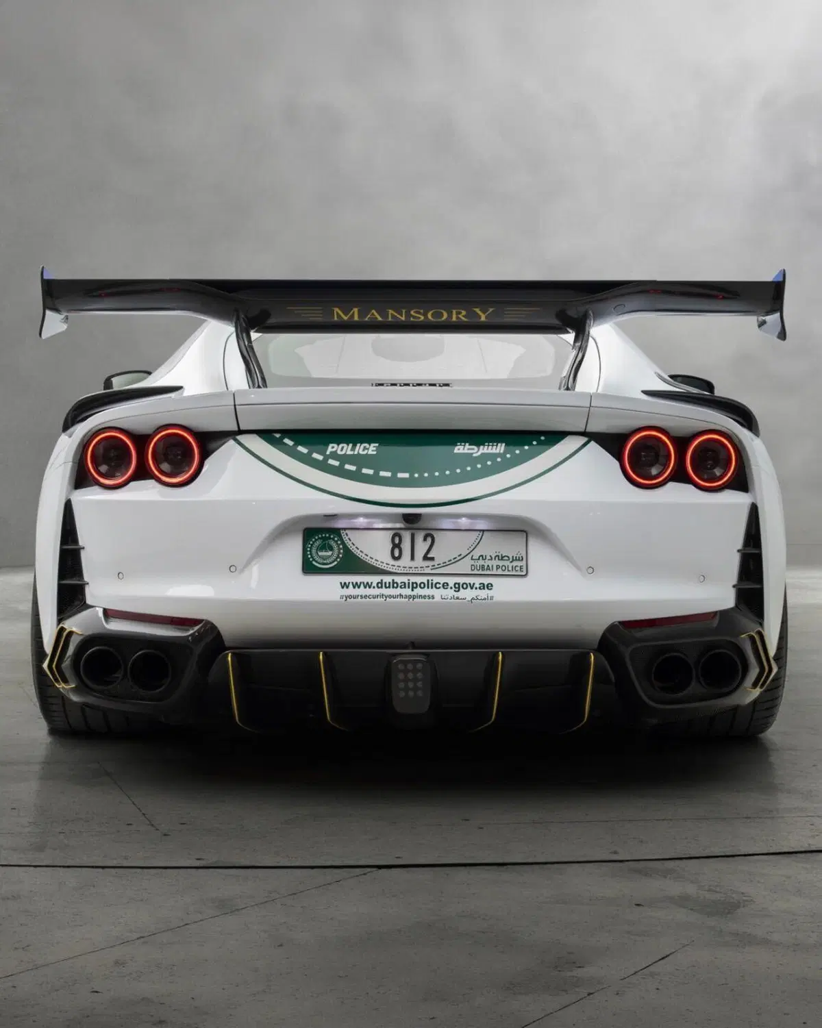 Questa Ferrari sfreccia a 345 km/h e ha i lampeggianti: ecco la nuova supercar della Polizia di Dubai (5)