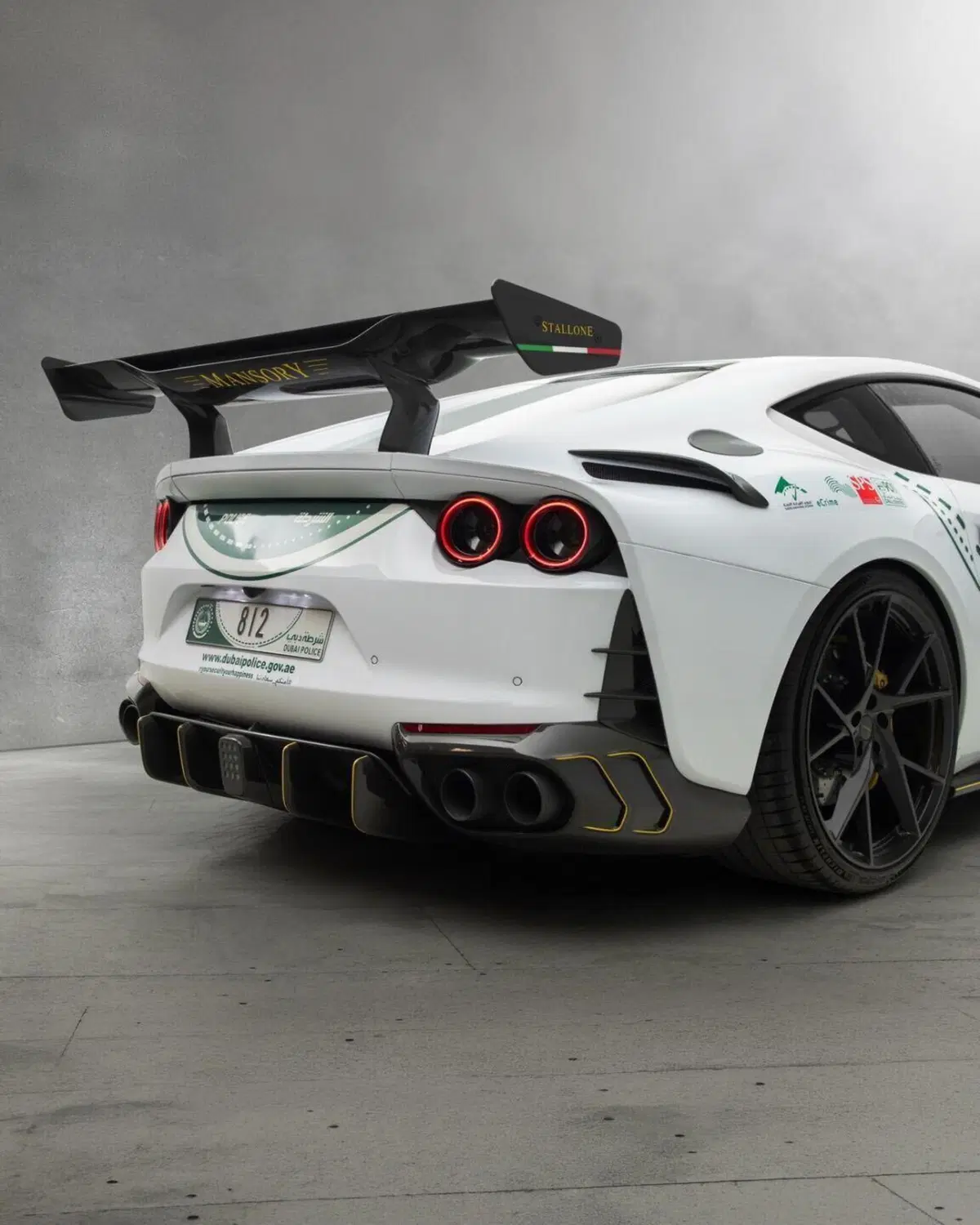 Questa Ferrari sfreccia a 345 km/h e ha i lampeggianti: ecco la nuova supercar della Polizia di Dubai (6)