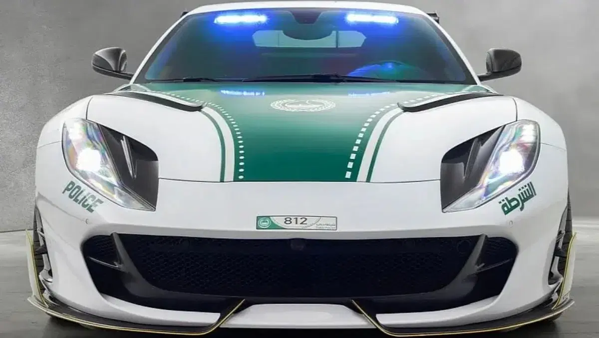 Questa Ferrari sfreccia a 345 km/h e ha i lampeggianti: ecco la nuova supercar della Polizia di Dubai (8)