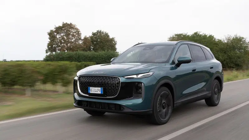 Lepas L8, prova su strada: il SUV cinese punta tutto sul comfort