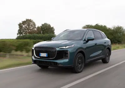 Lepas L8, prova su strada: il SUV cinese punta tutto sul comfort
