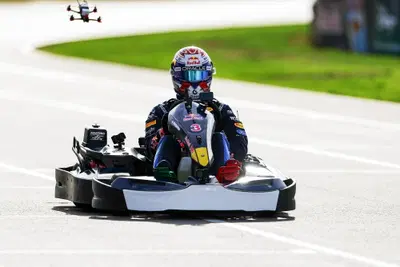 “In Formula 1 soffro, qui no”: Verstappen devasta 100 avversari in 35 minuti e sfoga la sua foga agonistica sui kart