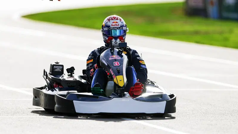 “In Formula 1 soffro, qui no”: Verstappen devasta 100 avversari in 35 minuti e sfoga la sua foga agonistica sui kart