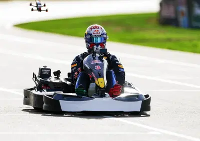 “In Formula 1 soffro, qui no”: Verstappen devasta 100 avversari in 35 minuti e sfoga la sua foga agonistica sui kart