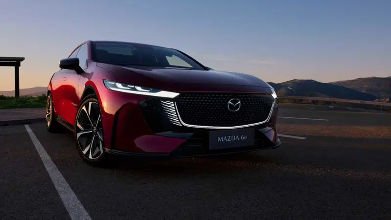 Mazda6e 2027: nuova batteria da 78 kWh, 560 km di autonomia e ricarica a 200 kW