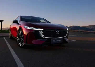 Mazda6e 2027: nuova batteria da 78 kWh, 560 km di autonomia e ricarica a 200 kW
