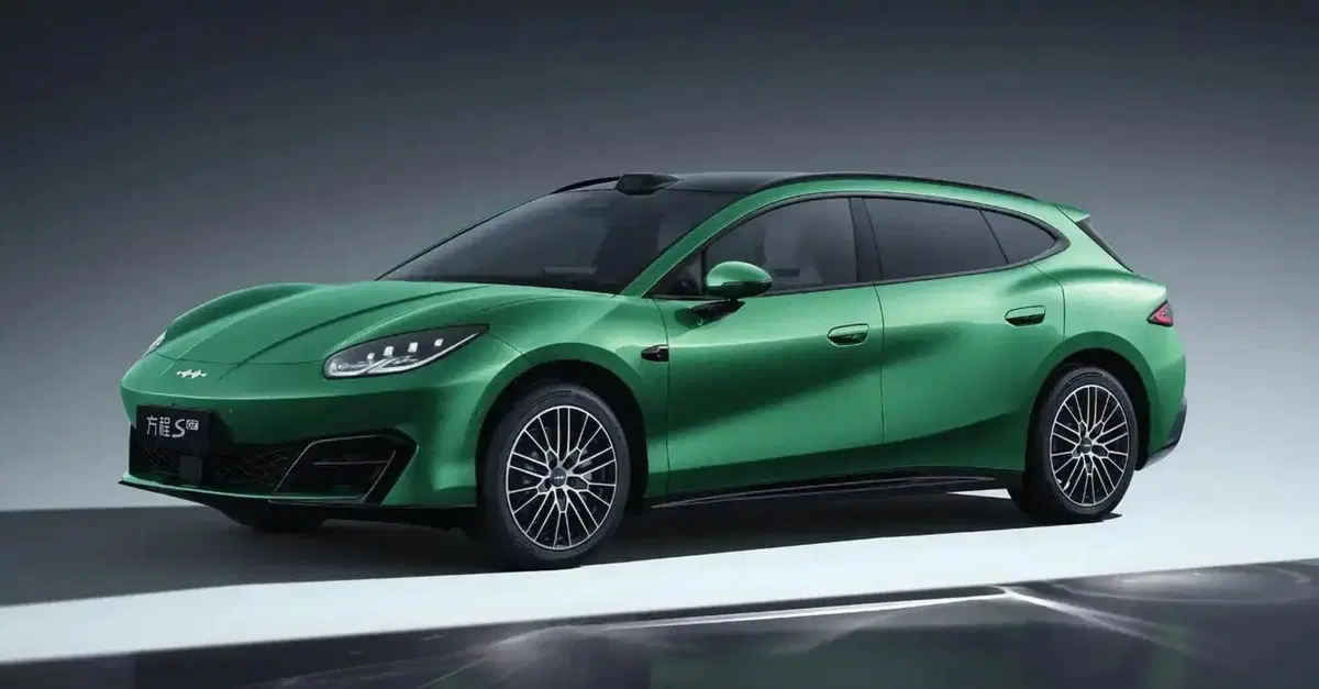 Ora i cinesi si sfidano tra loro: BYD lancia la Formula S per battere Xiaomi SU7 e Tesla Model 3