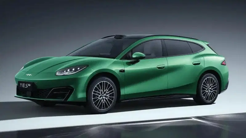 Ora i cinesi si sfidano tra loro: BYD lancia la Formula S per battere Xiaomi SU7 e Tesla Model 3