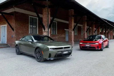 Dodge Charger, la muscle car cambia pelle: sei cilindri biturbo o elettrica da 670 CV, e l'HEMI va in pensione