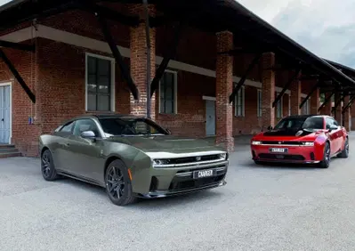 Dodge Charger, la muscle car cambia pelle: sei cilindri biturbo o elettrica da 670 CV, e l'HEMI va in pensione