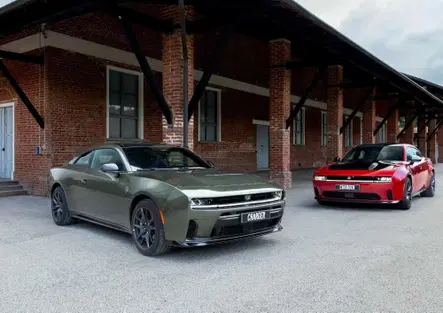 Dodge Charger, la muscle car cambia pelle: sei cilindri biturbo o elettrica da 670 CV, e l'HEMI va in pensione
