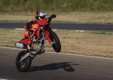 Desmo450 SM: svelati i CV e i dati tecnici della prima Ducati supermotard [VIDEO E GALLERY]