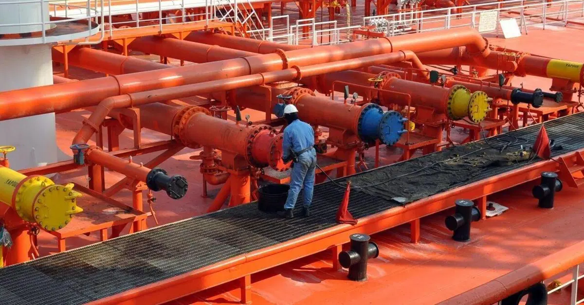 Petrolio saudita, stop alle forniture per l’Europa: rischio rincari per benzina e diesel