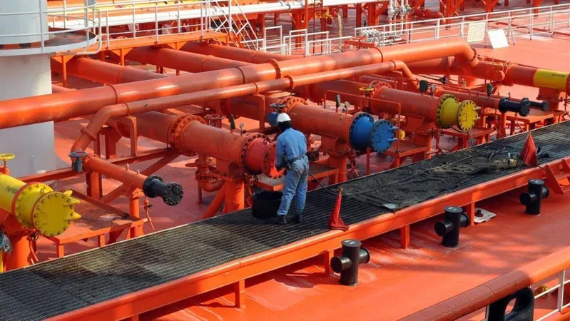 Petrolio saudita, stop alle forniture per l’Europa: rischio rincari per benzina e diesel