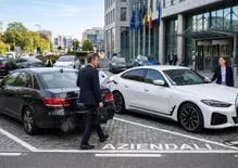 Auto aziendali, l’UE vuole cambiare l’IVA: cosa può succedere alle auto a benzina e diesel