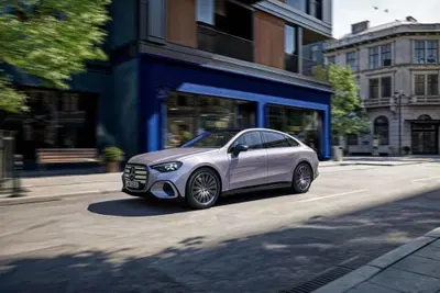 Mercedes Classe C elettrica, la gamma si amplia con la nuova C 300 4MATIC