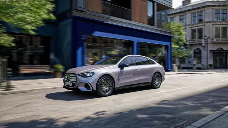 Mercedes Classe C elettrica, la gamma si amplia con la nuova C 300 4MATIC