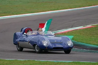 Imola fa tremare il cuore (e l'asfalto): il ruggito di 34 F1 d'epoca riaccende la passione pura al Minardi Day