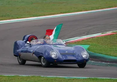 Imola fa tremare il cuore (e l'asfalto): il ruggito di 34 F1 d'epoca riaccende la passione pura al Minardi Day