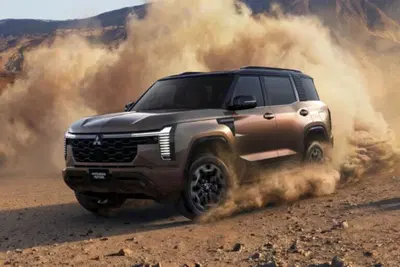 Mitsubishi Pajero 2027, il ritorno del mitico 4x4: diesel da 204 CV e 7 posti