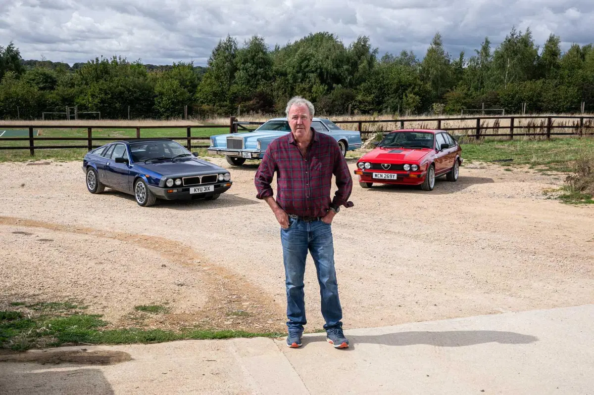 Jeremy Clarkson vende tre auto di The Grand Tour: all'asta anche la Lancia dell'ultimo viaggio con Hammond e May