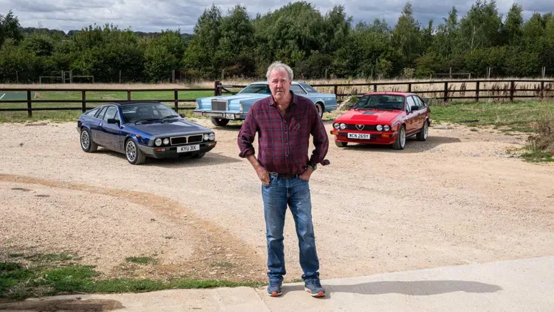 Jeremy Clarkson vende tre auto di The Grand Tour: all'asta anche la Lancia dell'ultimo viaggio con Hammond e May