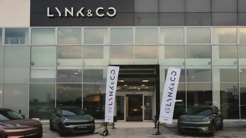Lynk & Co accelera in Italia: apre a Cuneo il primo showroom piemontese e sale a 19 punti vendita