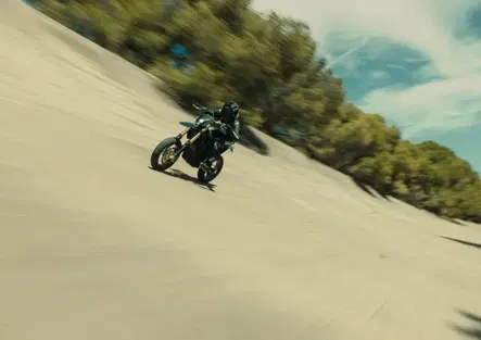 La Stark Varg SM Sköll gira su pista ovale più velocemente dell'Audi R8 di Sainz!