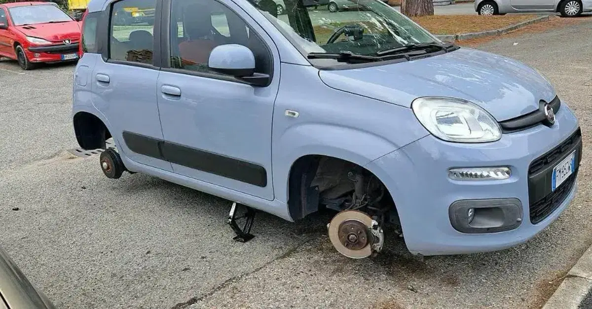 Parcheggia la Fiat Panda e al mattino la trova senza ruote: furto nella notte a Nichelino