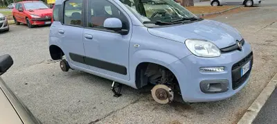 Parcheggia la Fiat Panda e al mattino la trova senza ruote: furto nella notte a Nichelino