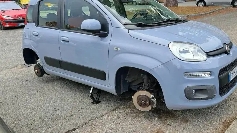 Parcheggia la Fiat Panda e al mattino la trova senza ruote: furto nella notte a Nichelino