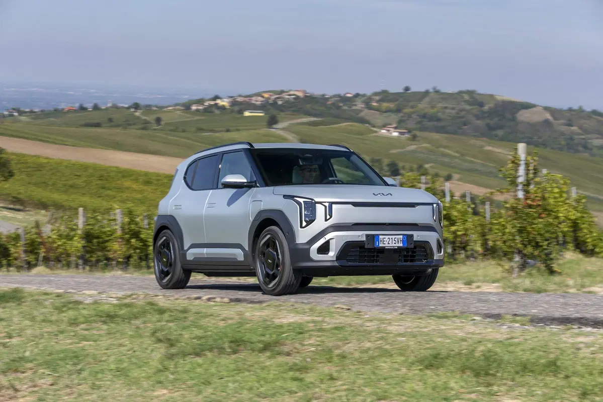 Kia EV2 Long Range: il B-SUV elettrico alla prova su strada tra comfort, tecnologia e il dilemma delle batterie [VIDEO]