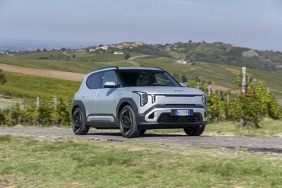 Kia EV2 Long Range: il B-SUV elettrico alla prova su strada tra comfort, tecnologia e il dilemma delle batterie [VIDEO]