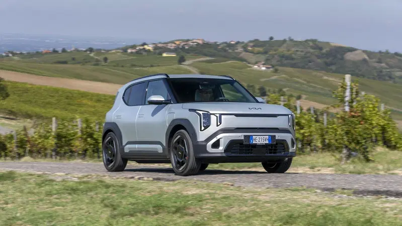 Kia EV2 Long Range: il B-SUV elettrico alla prova su strada tra comfort, tecnologia e il dilemma delle batterie [VIDEO]