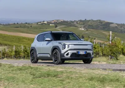 Kia EV2 Long Range: il B-SUV elettrico alla prova su strada tra comfort, tecnologia e il dilemma delle batterie [VIDEO]