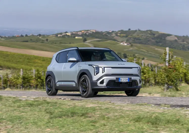 Kia EV2 Long Range: il B-SUV elettrico alla prova su strada tra comfort, tecnologia e il dilemma delle batterie [VIDEO]