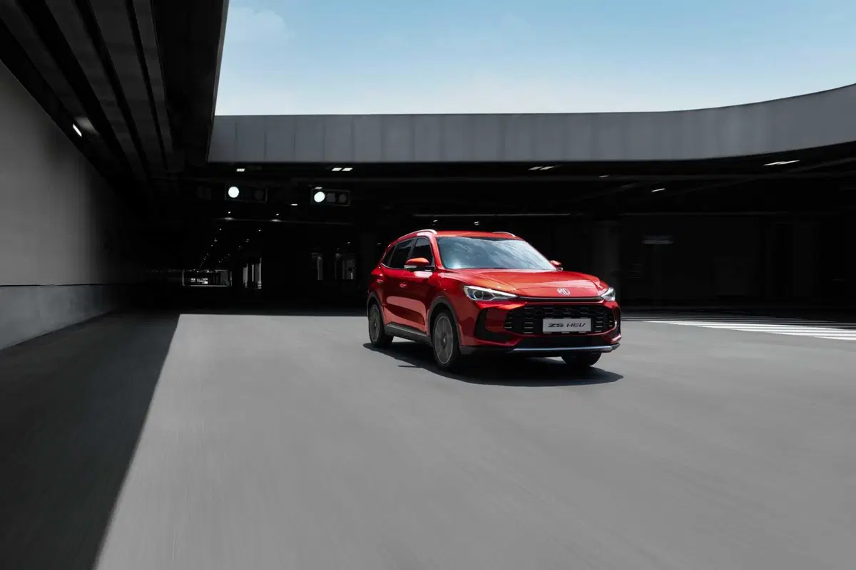 Bollo auto, MG porta il 2027 nel presente: su MG3 e MG ZS Hybrid+ lo paga la Casa (10)