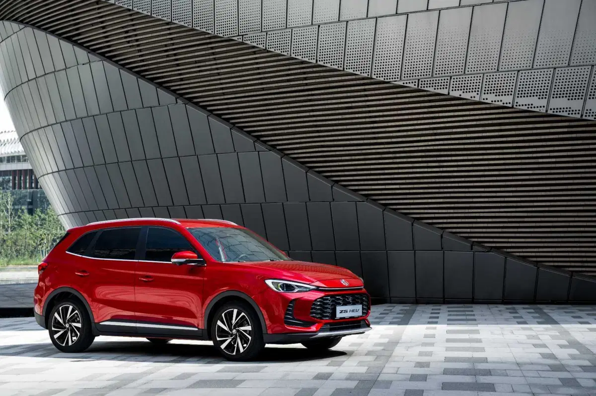 Bollo auto, MG porta il 2027 nel presente: su MG3 e MG ZS Hybrid+ lo paga la Casa