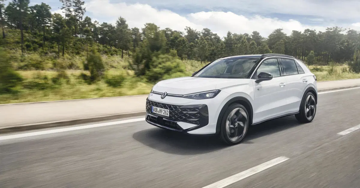 Auto più vendute in Europa ad agosto: la Volkswagen T-Roc conquista la vetta, Tesla Model Y regina delle elettriche