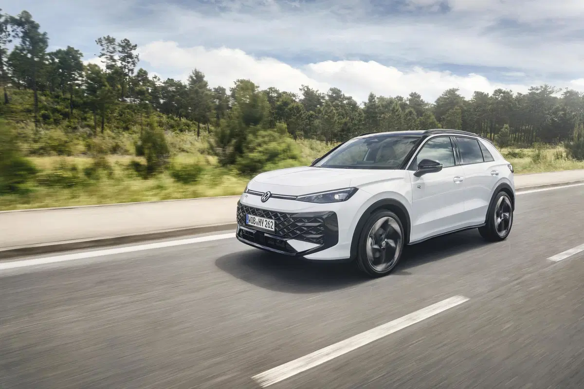 Auto più vendute in Europa ad agosto: la Volkswagen T-Roc conquista la vetta, Tesla Model Y regina delle elettriche