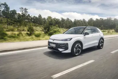 Auto più vendute in Europa ad agosto: la Volkswagen T-Roc conquista la vetta, Tesla Model Y regina delle elettriche