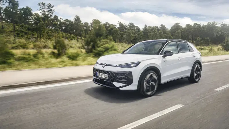 Auto più vendute in Europa ad agosto: la Volkswagen T-Roc conquista la vetta, Tesla Model Y regina delle elettriche