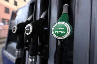 Carburante annacquato, allarme 'designer fuel': la maxi-truffa invisibile al distributore che svuota le casse dello Stato e distrugge i motori