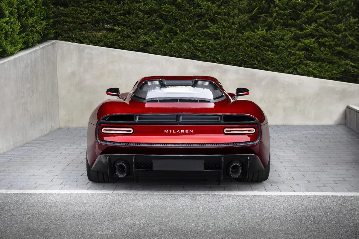 McLaren cambia volto: il nuovo logo nasce da una stazione di servizio in Nuova Zelanda (2)