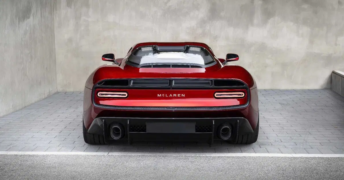 McLaren cambia volto: il nuovo logo nasce da una stazione di servizio in Nuova Zelanda