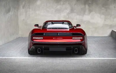 McLaren cambia volto: il nuovo logo nasce da una stazione di servizio in Nuova Zelanda